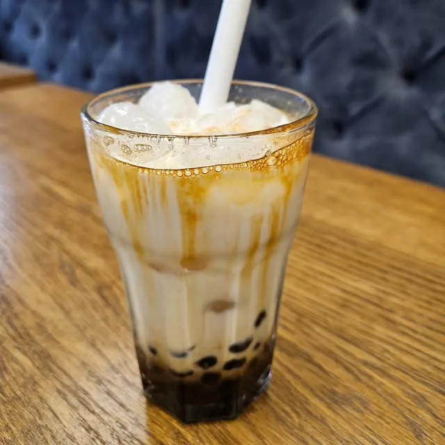 Milch-Bubble-Tea mit Karamell und Tapiokaperlen im Glas