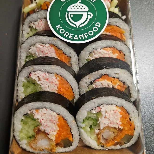 Kimbap-Box mit Café-Tori-Aufkleber, Thunfisch- und Gemüsefüllung