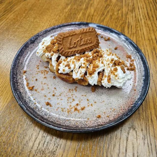 Waffel mit Sahne, Karamellsauce und Lotus-Keks